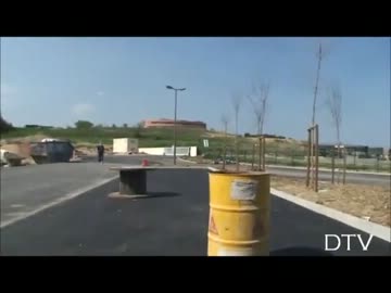 フットボールで次々に凄い技を決めていく動画