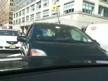 中指を立てるキチガイバカ女ドライバー!!.avi