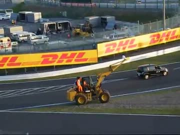 ２０１３Ｆ１日本グランプリ　レース後引き上げるマーシャルの皆さん