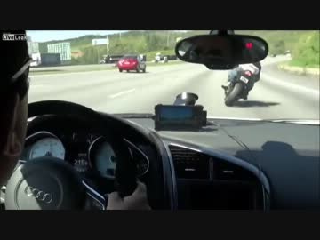 車とバイクがレース始める