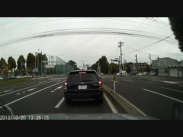 事故寸前！救急車と衝突しそうになる車
