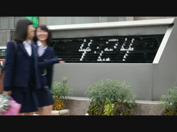 金沢の噴水時計を横切るガッコ帰りのJKたち