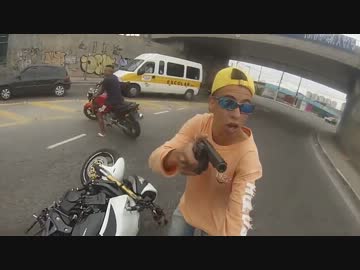 【ブラジル】バイク走行中に強盗遭遇　→ 犯人警察に撃たれる