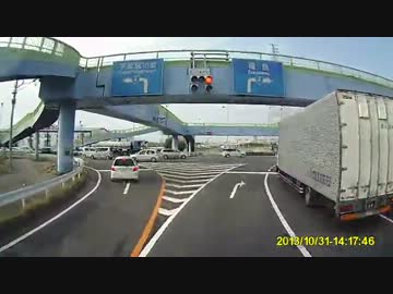 右折レーンを走るロードバイク