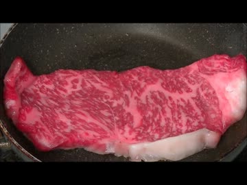 ジャンボブラウンマッシュルームと国産牛ロース肉のステーキ