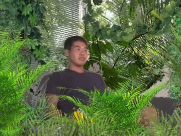 日本からやってきた記者のインタビューに応じる先輩