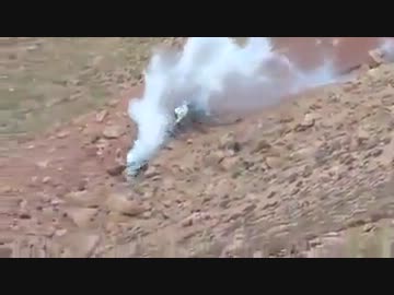 崖際でのドリフトに失敗→崖を転げ落ちていく車