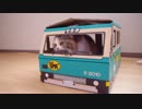 ひかえめにワイパーをかじる猫