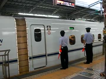 指さし安全確認する新幹線の駅員さん