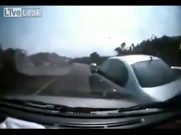 無茶な追い越し方をした奴のせいで横転