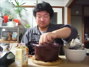 牡蠣の電子レンジ蒸しを食べてるところ