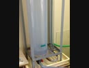 水の自重圧で作った圧縮空気で発電する装置