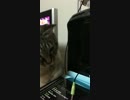 ヘッドセットと戯れる猫　こゆ