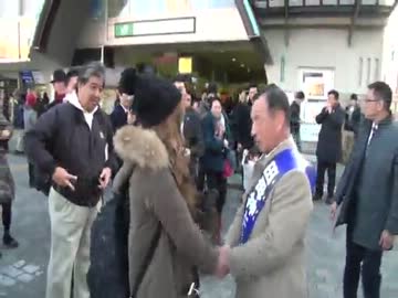 大爆笑！田母神さん、若い女性と握手しながらぴょんぴょん跳ねる。