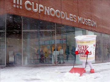 雪かきするカップヌードル