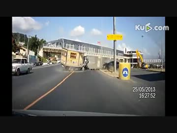 正面衝突したトラックとセダン