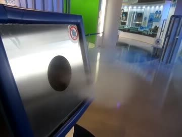 東京都水の科学館でシャボン玉の中に入って来た ＠有明