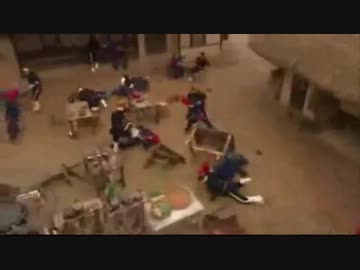 民間人の挑発に乗り乱闘する日本兵。