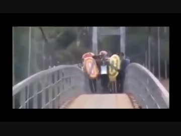 ベトナムで吊橋が崩壊　50人以上が死傷
