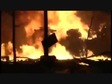 ウクライナ デモ隊の火炎瓶により炎上するBTR
