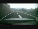 ドライブレコーダー　高速の登坂車線で停車して電話する車