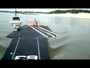 空母ラジコンから、艦載機おもちゃを飛ばす(海外)