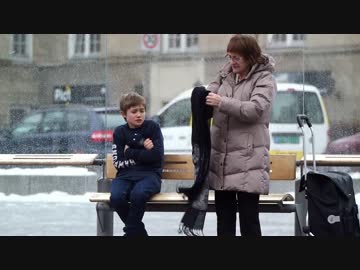 真冬のバス停に薄着で震えてる男の子がいたらどうする？ノルウェー