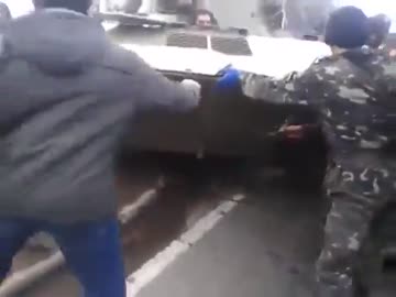 [ウクライナ]親ロシア武装勢力の装甲車を止めようとする人達