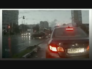 心霊？どっから出てきた？突然現れる謎の車。