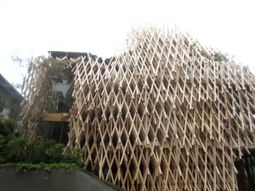 角材を編んだような変わった建物　サニーヒルズ 微熱山丘