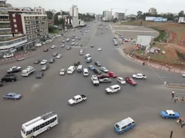 エチオピアの、信号が設置されてない割とカオスな交差点