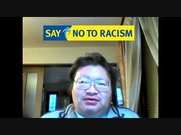 バナナを食べるだけで人種差別に反対する男