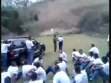 同僚の真っ只中に手榴弾を放り込んだ女性警官