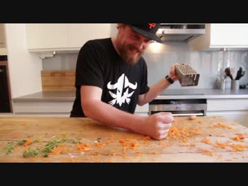 通常の普通のスウェーデンの食事時間-責め苦しめられたキャロットケーキ