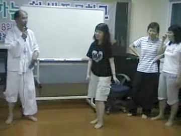 朝鮮学校が生徒に病身舞（ピョンシンチム）を教える