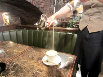 信じられない高さから注がれる「珈琲貴族エジンバラ」のカフェ・オーレ