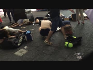 大学生が歌舞伎町の新宿コマ劇場前で倒れる