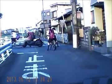 再掲・一時停止無視の女子高生、JKとバイク、スクーターが事故