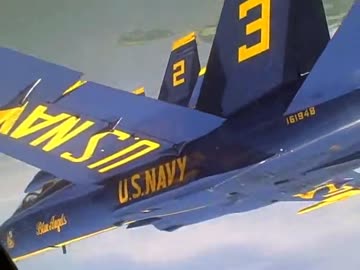 ブルーエンジェルスの神業フライト ！　[コックピット映像]