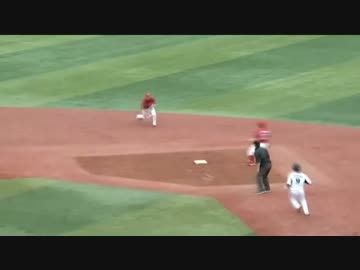 塁審がランナーの走路上でアウトのジャッジ