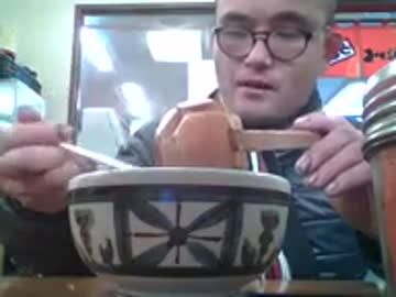 かけそば大盛を食べる超カツヒコ