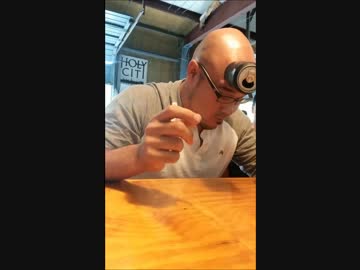 額でビールを注ぐ男
