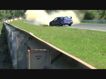 インプレッサが並外れた機動性により激突を免れる