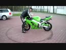 緑色のバイクと相撲をとってぶっ飛んでいくおじさん