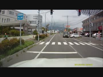 北海道、函館でアウディがバックで車道に飛び出す事故