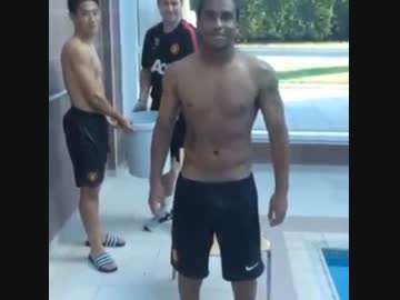 グロクロとアンデルソン、アイスバケツチャレンジで香川を指名|ﾟДﾟ)))