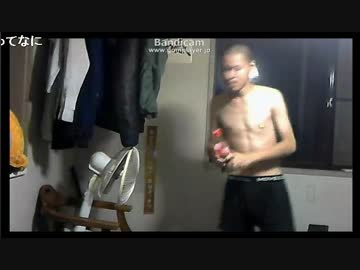 コーラで遊ぶゴリラ