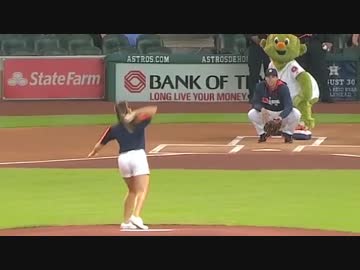 野球始球式で史上最悪の悪送球