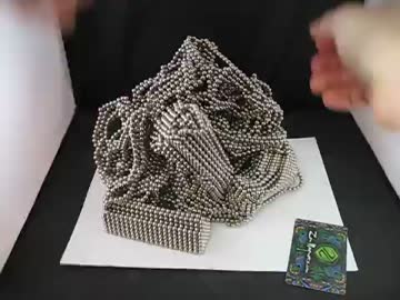 小さな球体磁石「Zen Magnets」を使って作られた立方体