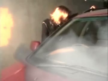 下北沢の火災現場で車から乗員を救助する３人組の若者('89・3・19 KBS放送)